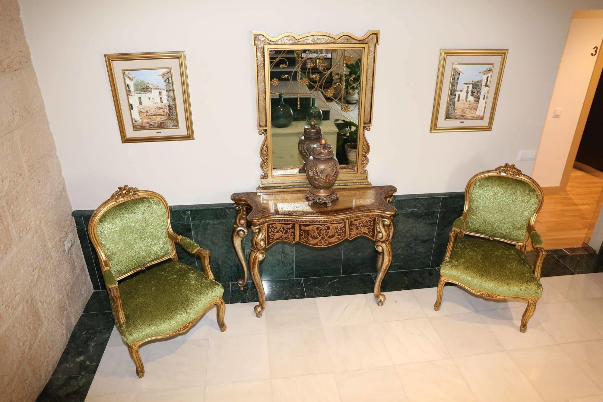 Hostal La Janda Vejer de la Frontera Exterior foto A console table with two armchairs